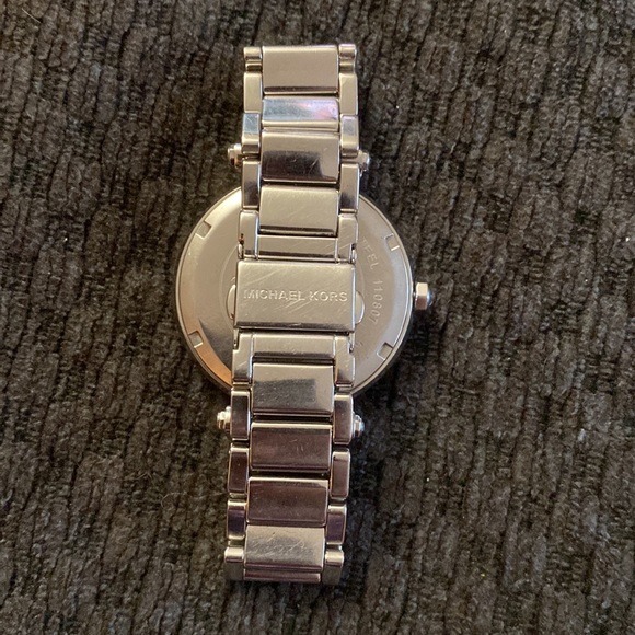Michael Kors stainless steel watch with opal center - Picture 4 of 7